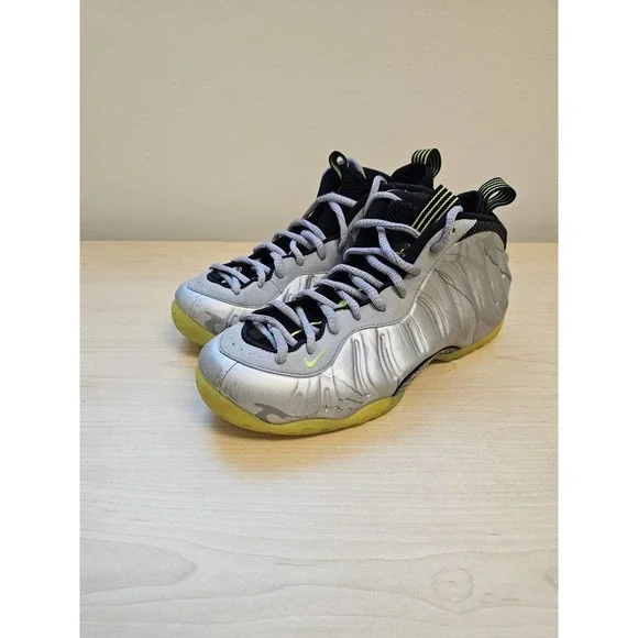 Nike Air Foamposite One Premium Metallic Silver Volt 575420 004 Sz 9.5 - Picture 2 of 7